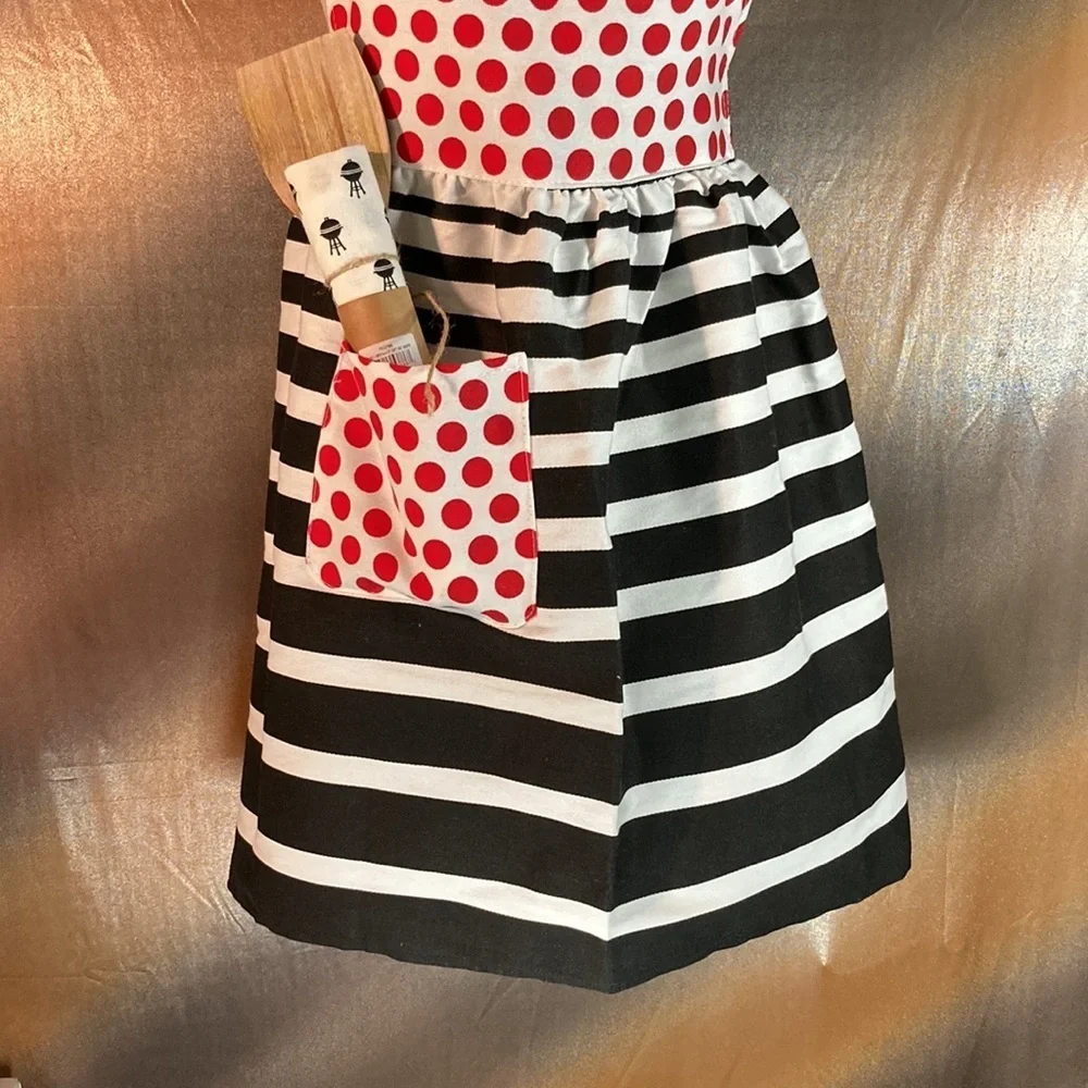 Adorable brand new sweetheart apron set. W/‎ matching towel and spatula. New.